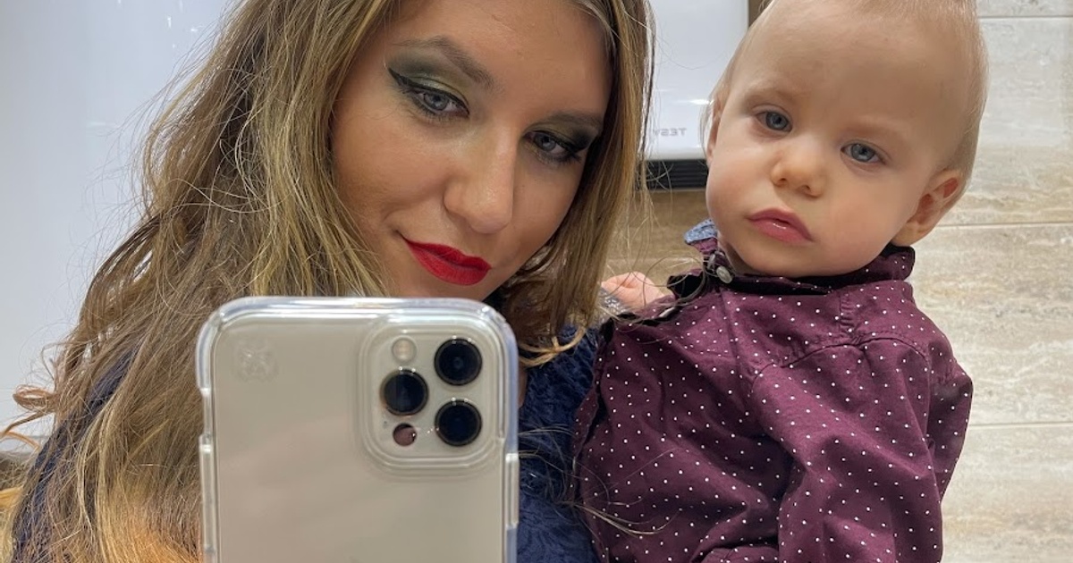 Rzesza samotnych matek w Polsce. Dopłacamy do nich miliardy złotych.