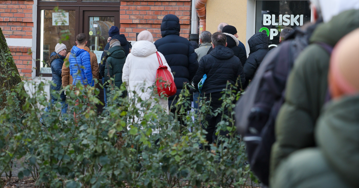Polacy coraz mniej skłonni do oszczędzania. Rośnie popyt na jeden produkt
