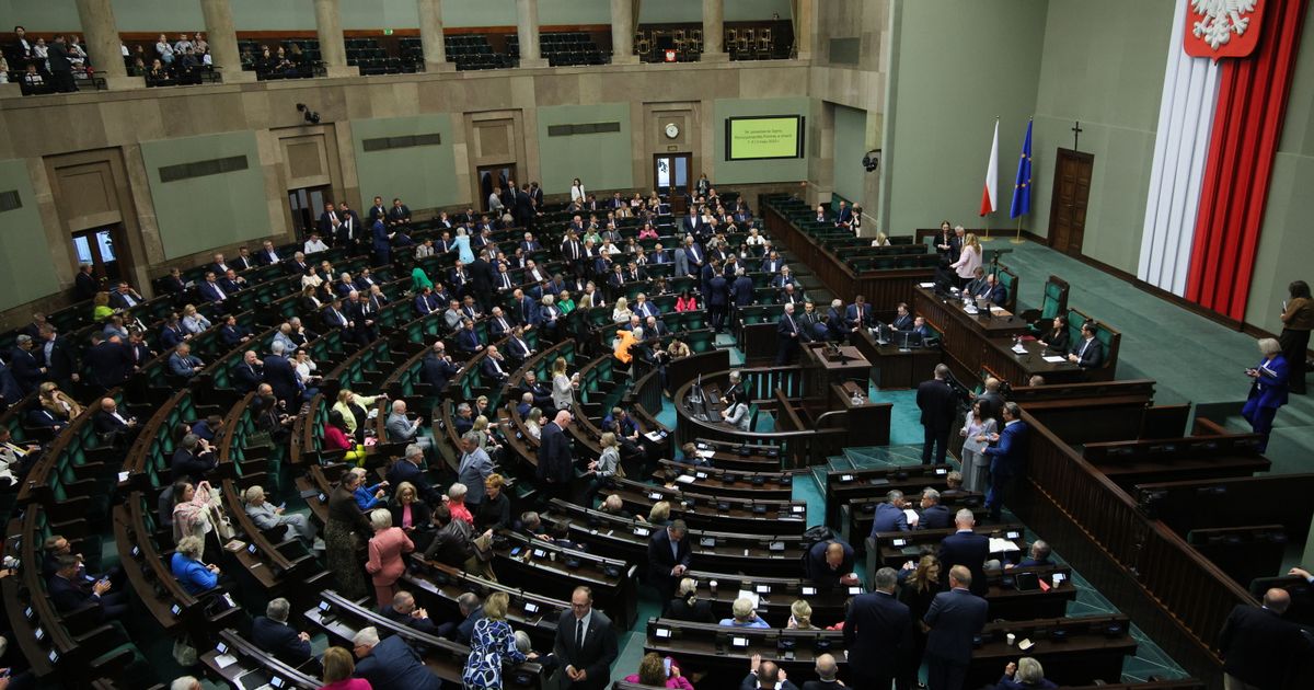 Sejm uchwalił podwyżkę zasiłku pogrzebowego. Kwota wzrośnie prawie o połowę