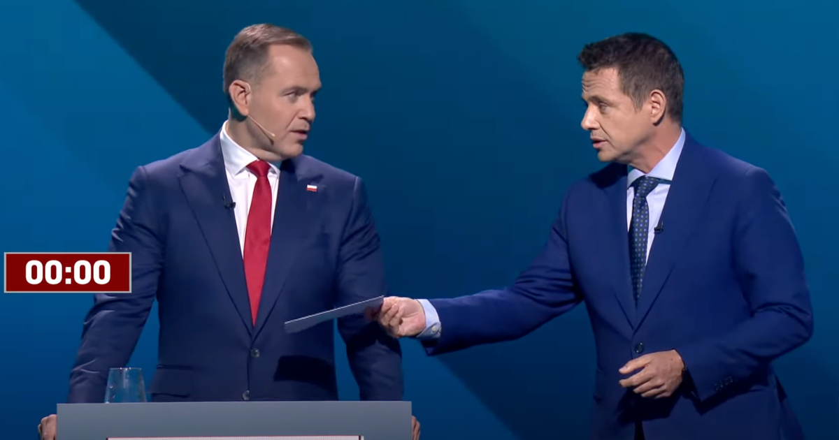 Trzaskowski kontra Nawrocki. Kandydat KO ujawnił, co było w tajemniczej kopercie