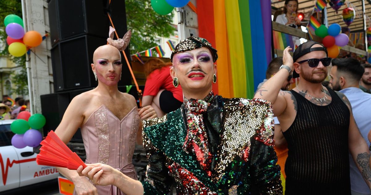 Poznań: Incydent na Marszu Równości. Aktywiści LGBT i pro-life szarpali się o transparent