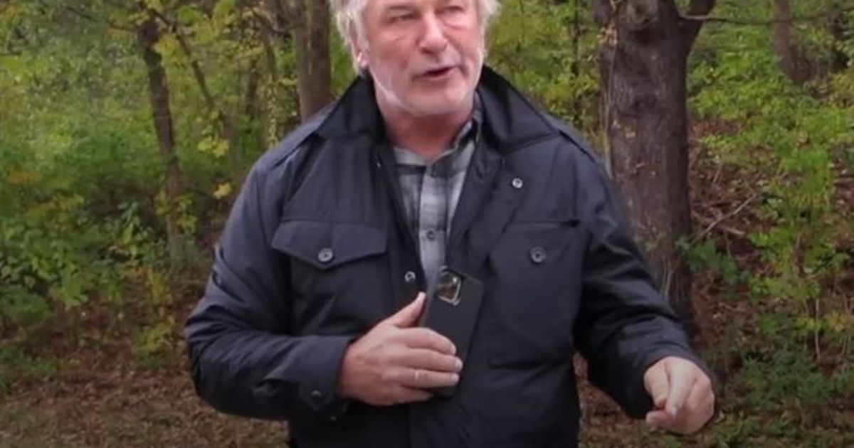 Алек болдуин и выстрел на съемках. Актер на съемках Алек Болдуин. Алек Болдуин застрелил Галину Хатчинс.
