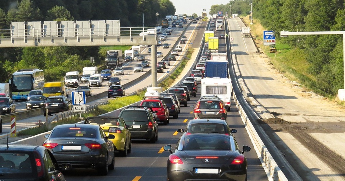 Posiadacze aut z dwoma rodzajami silnika otrzymają zakaz. Do Warszawy po prostu nie wjadą